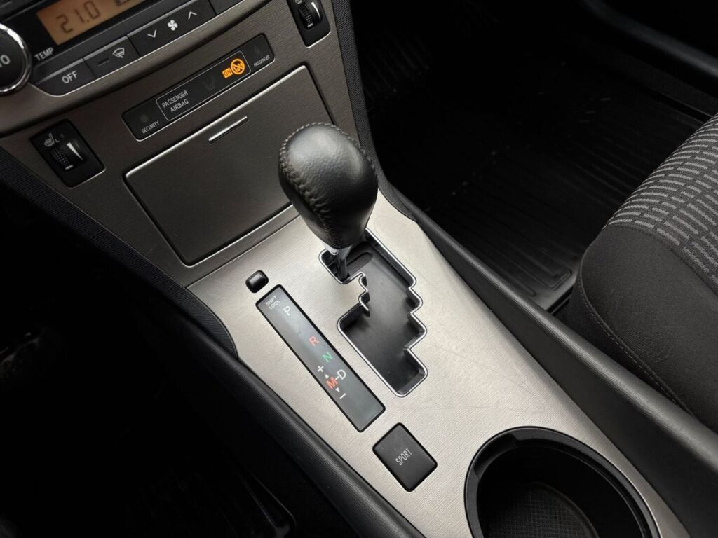 Toyota Avensis 2011 Punainen