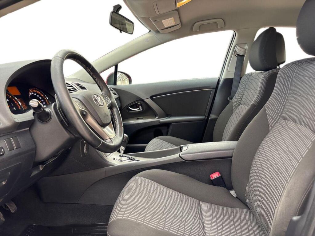 Toyota Avensis 2011 Punainen