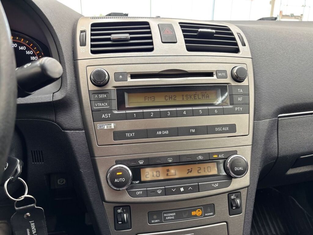 Toyota Avensis 2011 Punainen