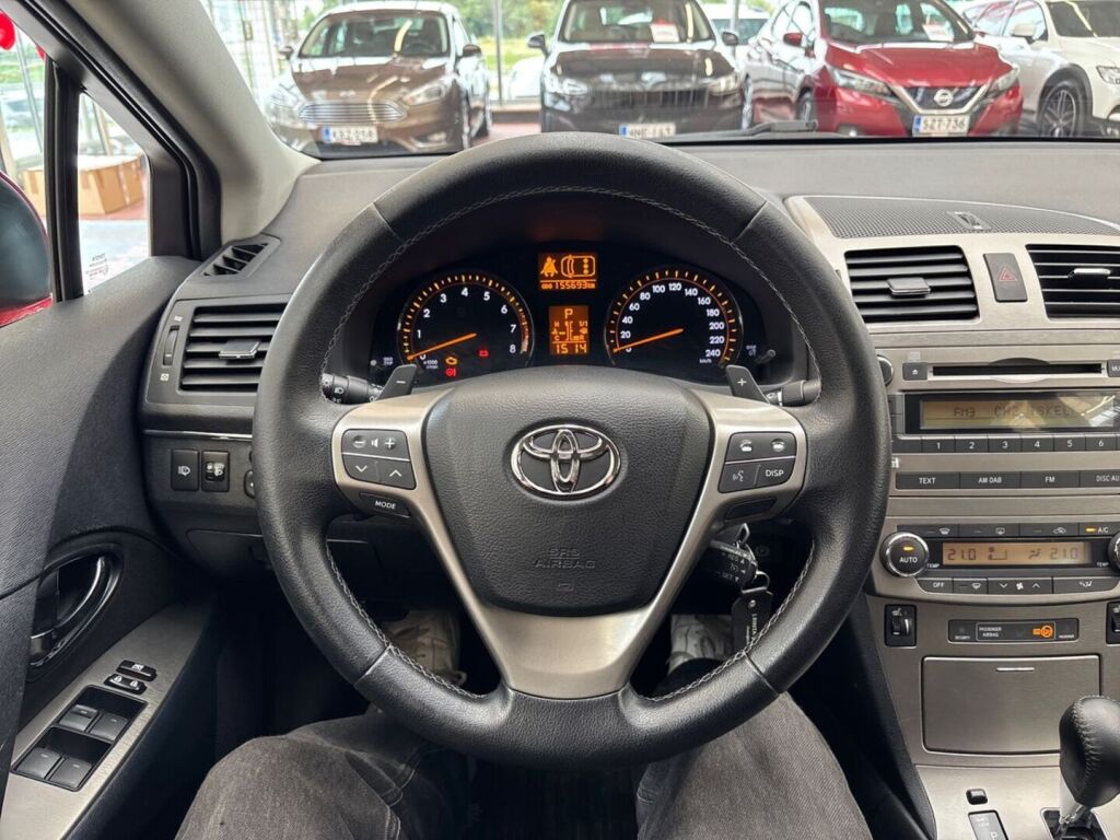 Toyota Avensis 2011 Punainen