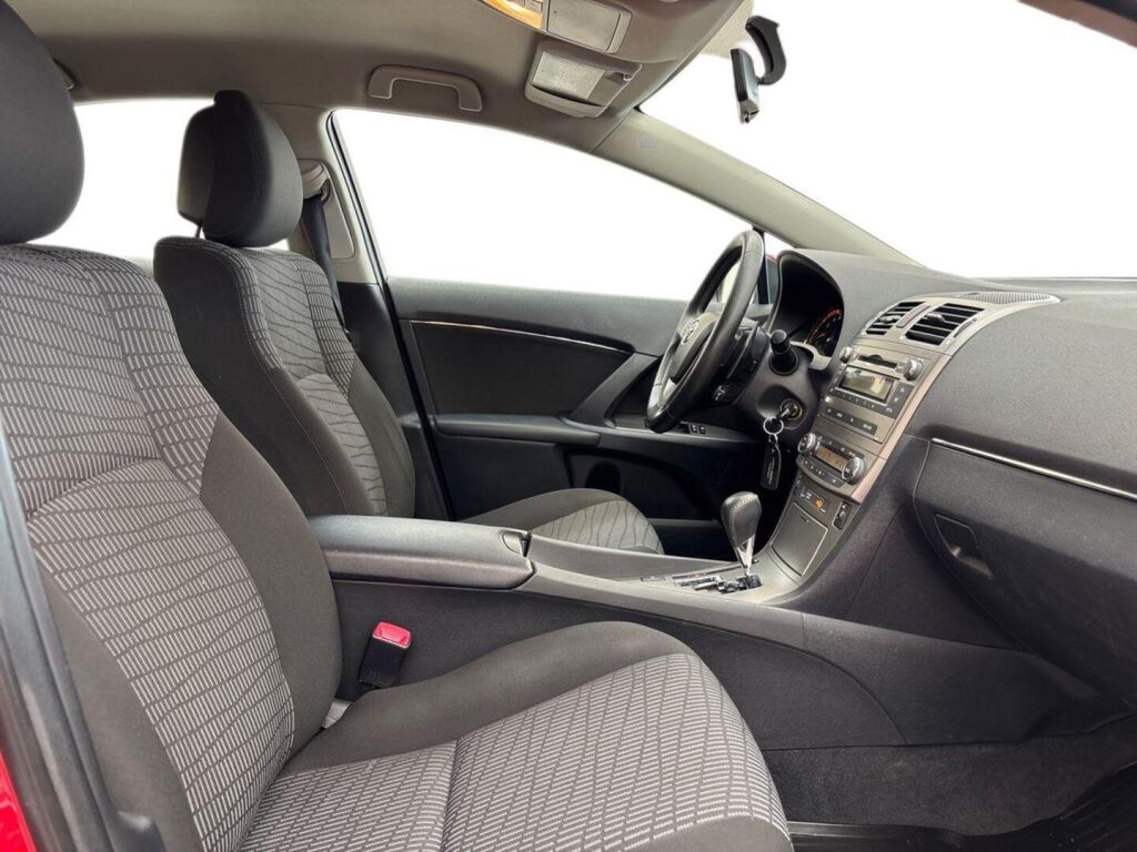 Toyota Avensis 2011 Punainen