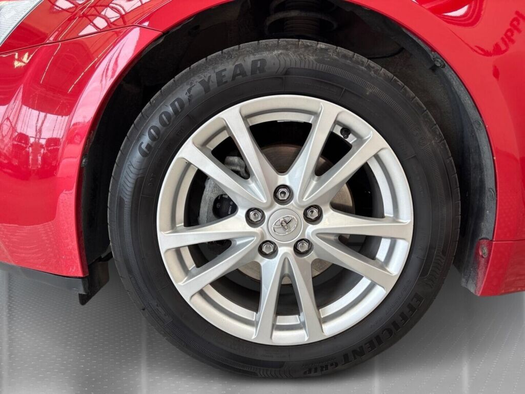 Toyota Avensis 2011 Punainen