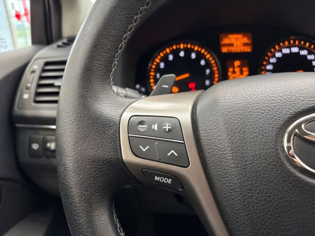 Toyota Avensis 2011 Punainen