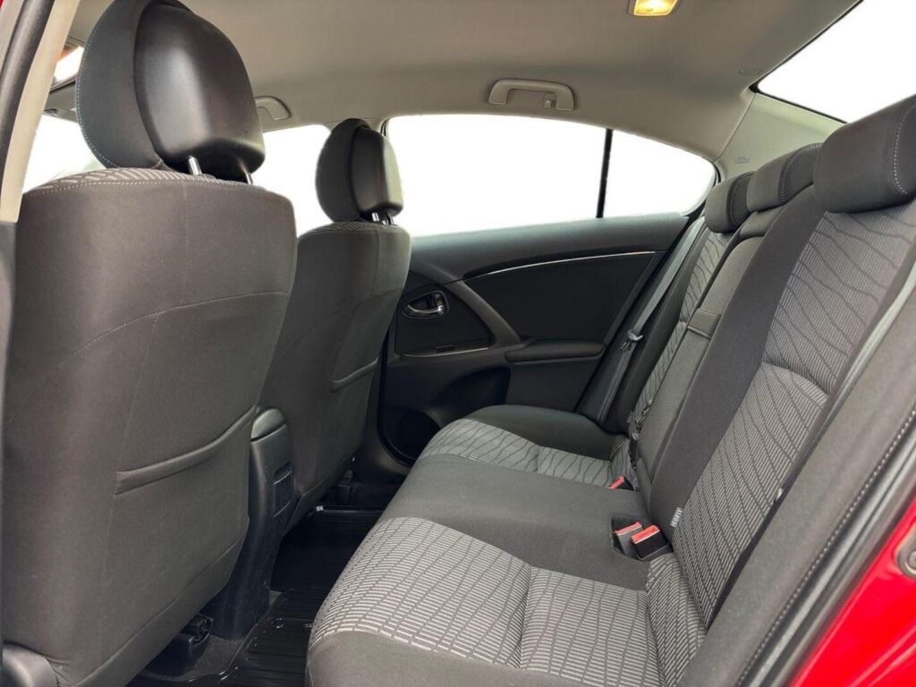 Toyota Avensis 2011 Punainen