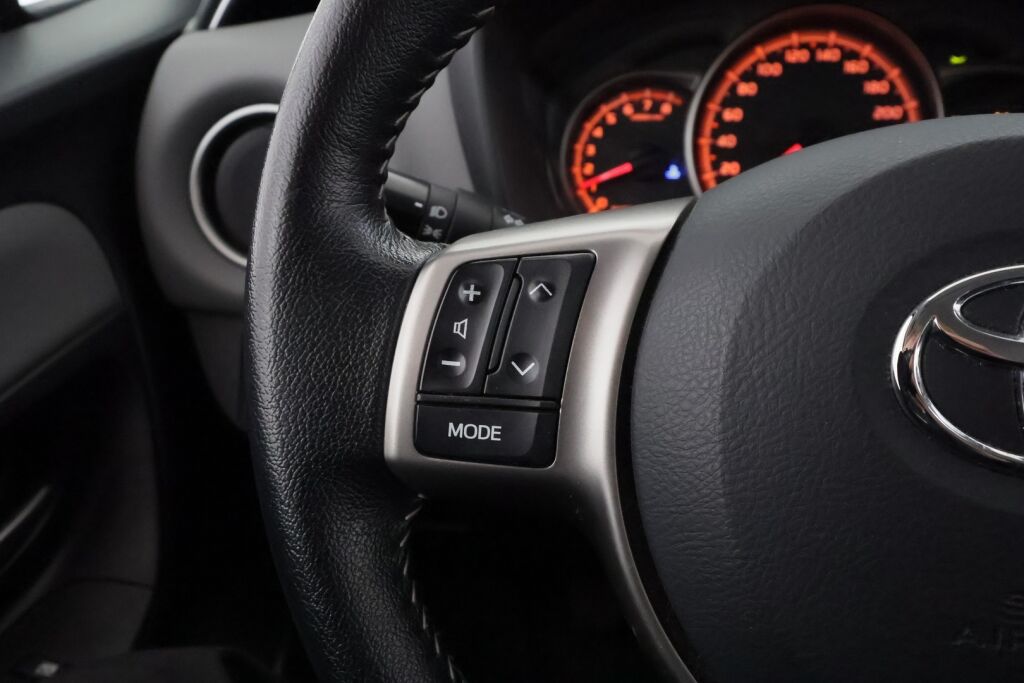 Toyota Yaris 2017 Punainen