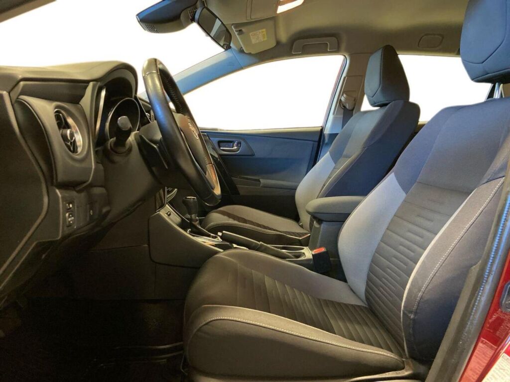 Toyota Auris 2017 Punainen