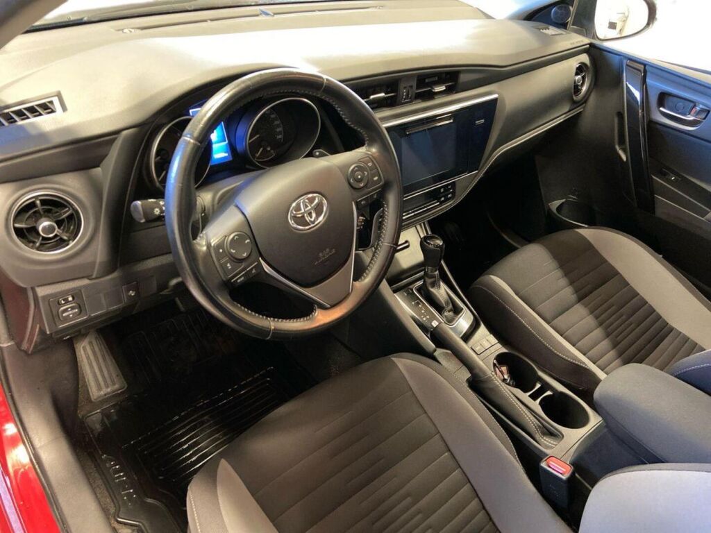 Toyota Auris 2017 Punainen