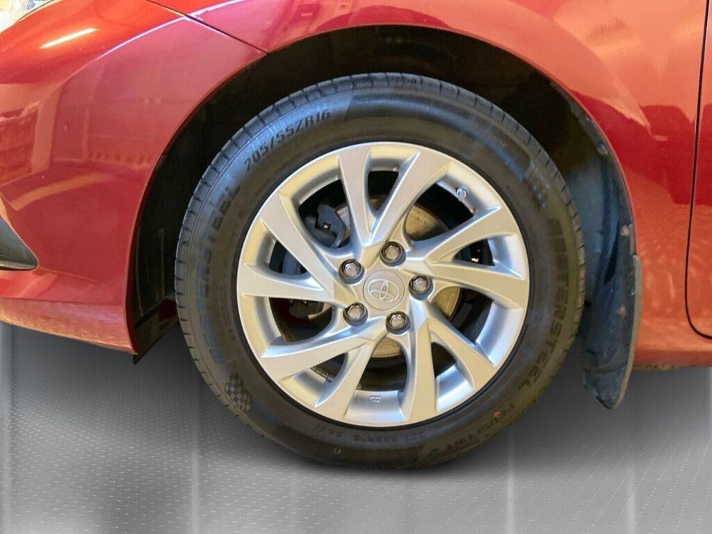 Toyota Auris 2017 Punainen