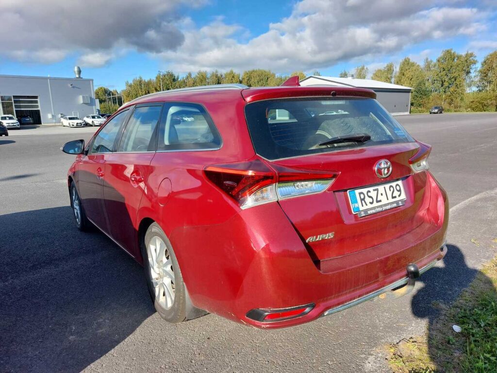 Toyota Auris 2017 Punainen