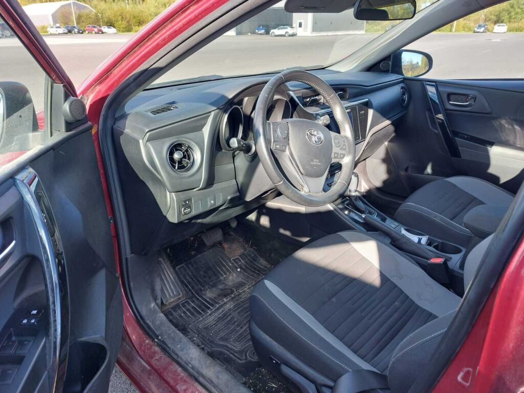 Toyota Auris 2017 Punainen