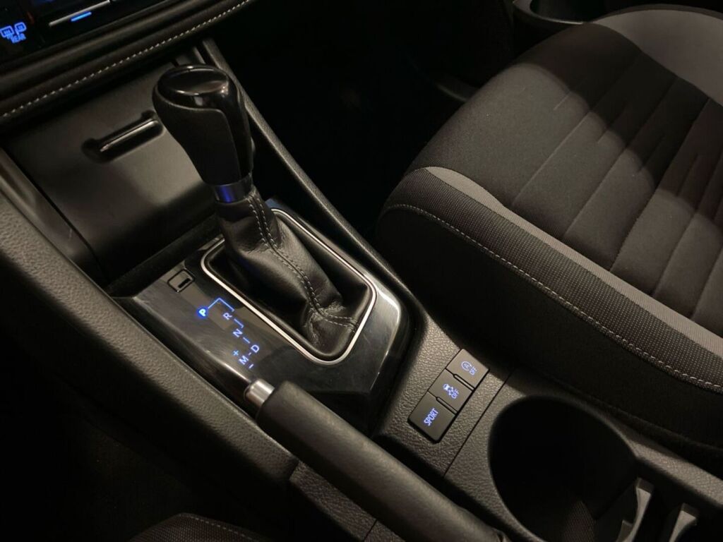 Toyota Auris 2017 Punainen
