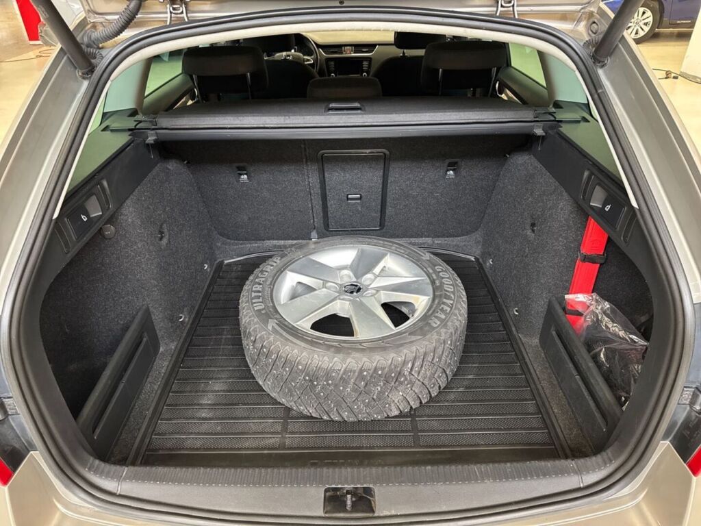 Skoda Octavia 2017 Ruskea (beige)