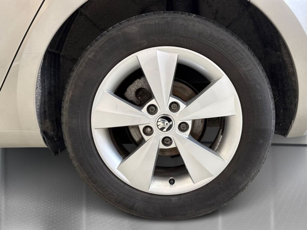 Skoda Octavia 2017 Ruskea (beige)
