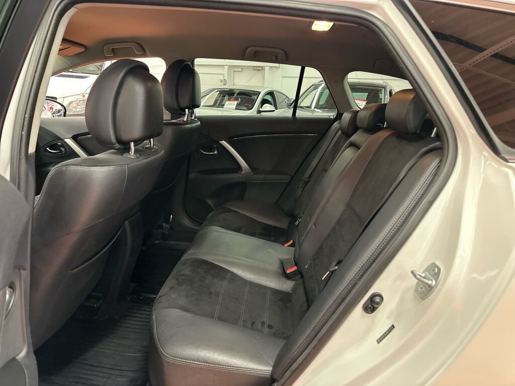 Toyota Avensis 2014 Valkoinen