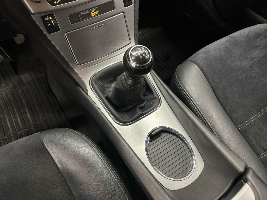 Toyota Avensis 2014 Valkoinen