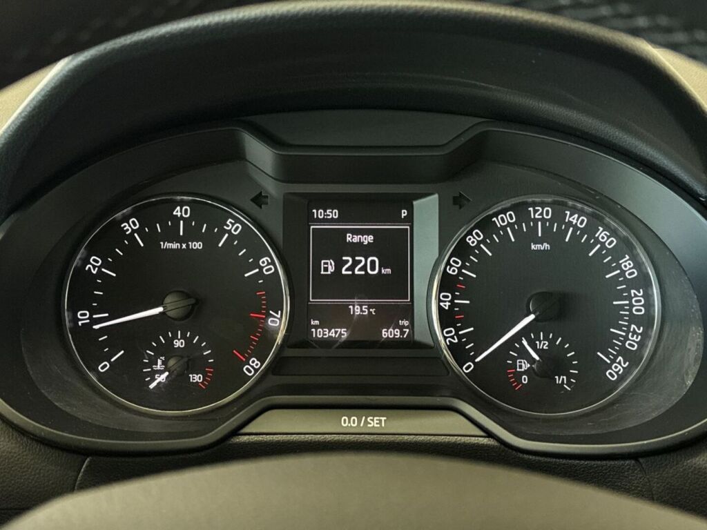 Skoda Octavia 2014 Ruskea (beige)