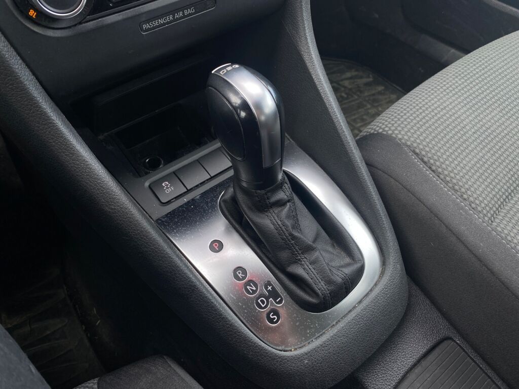 Volkswagen Golf 2011 Musta