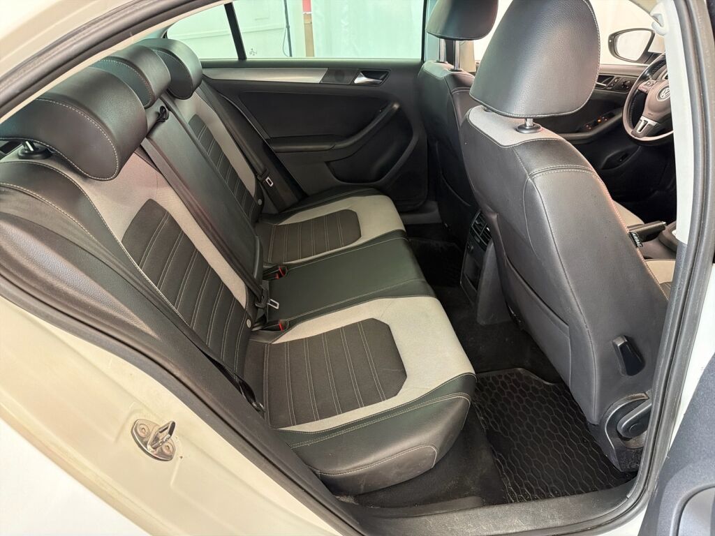 Volkswagen Jetta 2011 Valkoinen