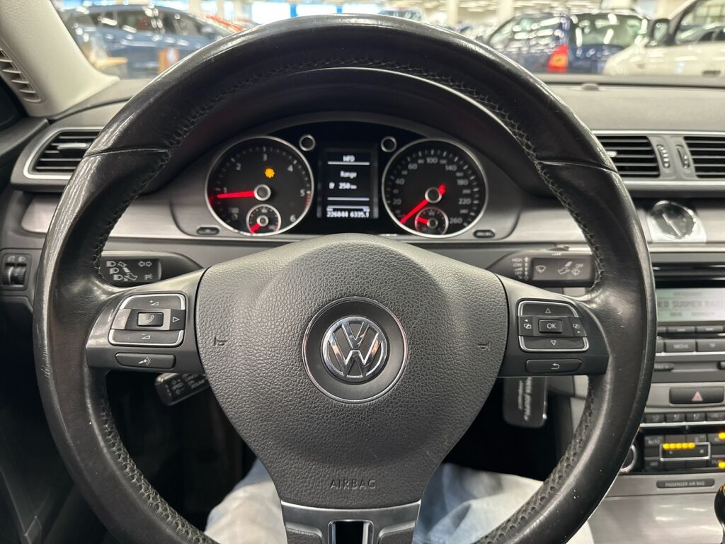 Volkswagen Passat 2011 Ruskea (beige)
