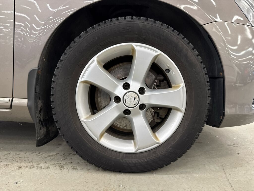 Volkswagen Passat 2011 Ruskea (beige)