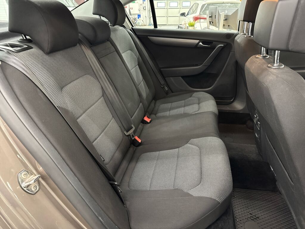 Volkswagen Passat 2011 Ruskea (beige)