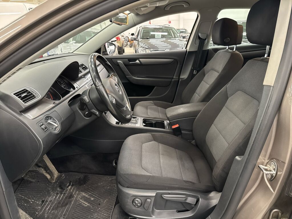 Volkswagen Passat 2011 Ruskea (beige)