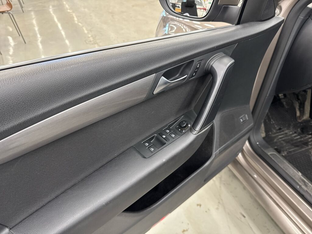 Volkswagen Passat 2011 Ruskea (beige)