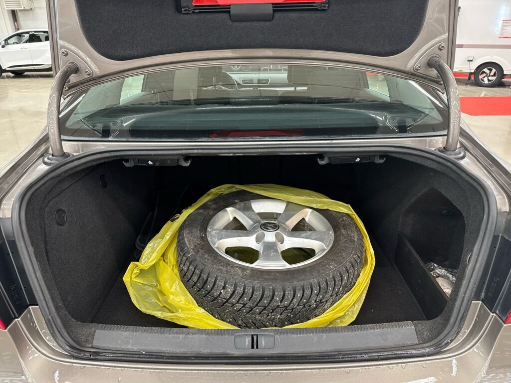 Volkswagen Passat 2011 Ruskea (beige)