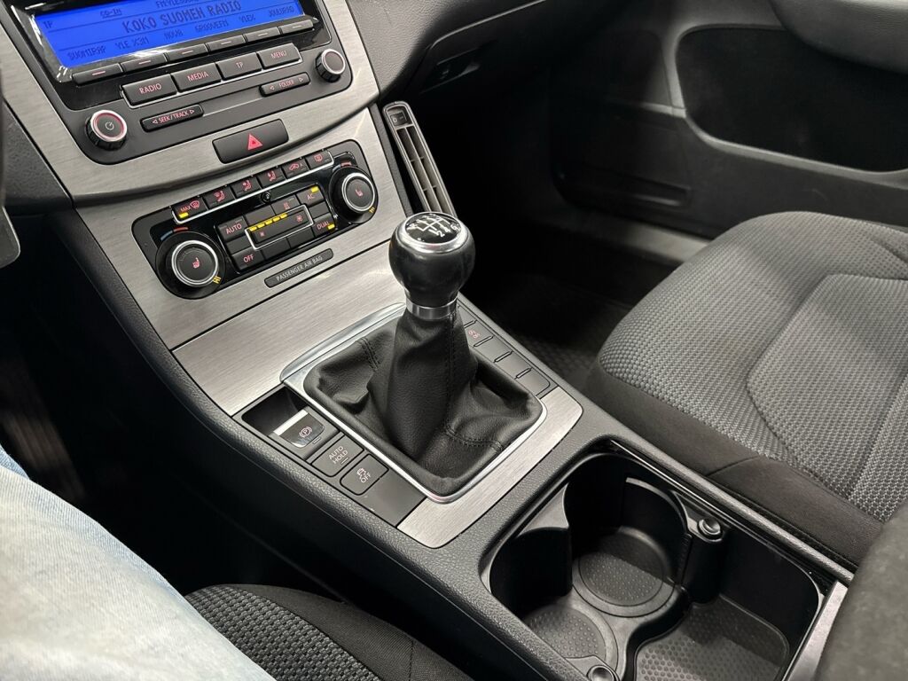 Volkswagen Passat 2011 Ruskea (beige)