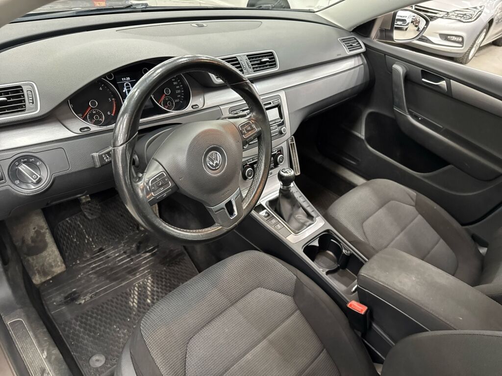 Volkswagen Passat 2011 Ruskea (beige)
