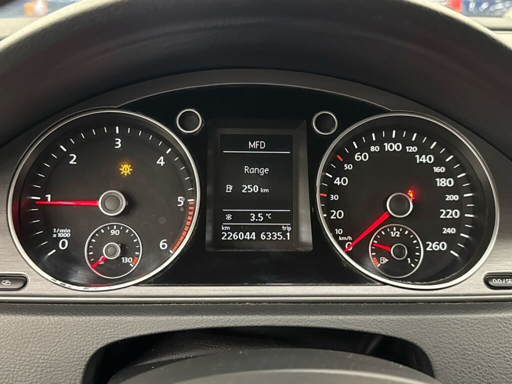 Volkswagen Passat 2011 Ruskea (beige)