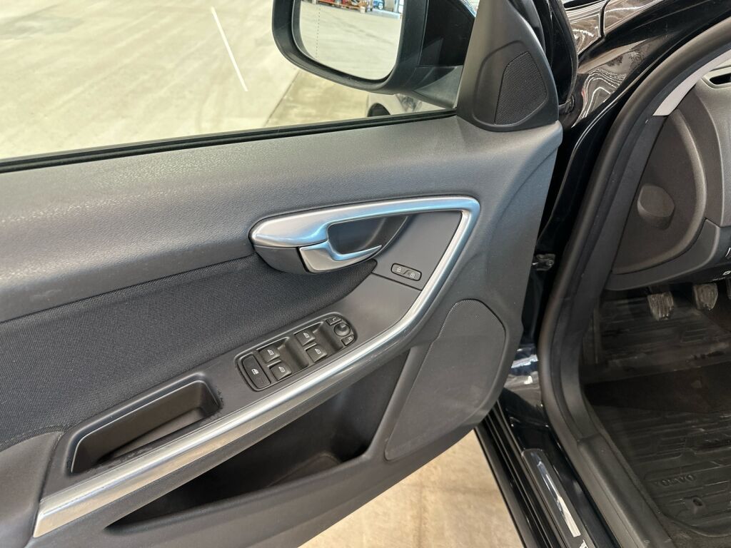 Volvo S60 2011 Musta