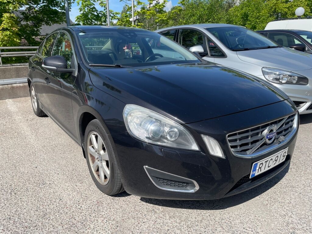 Volvo S60 2011 Musta