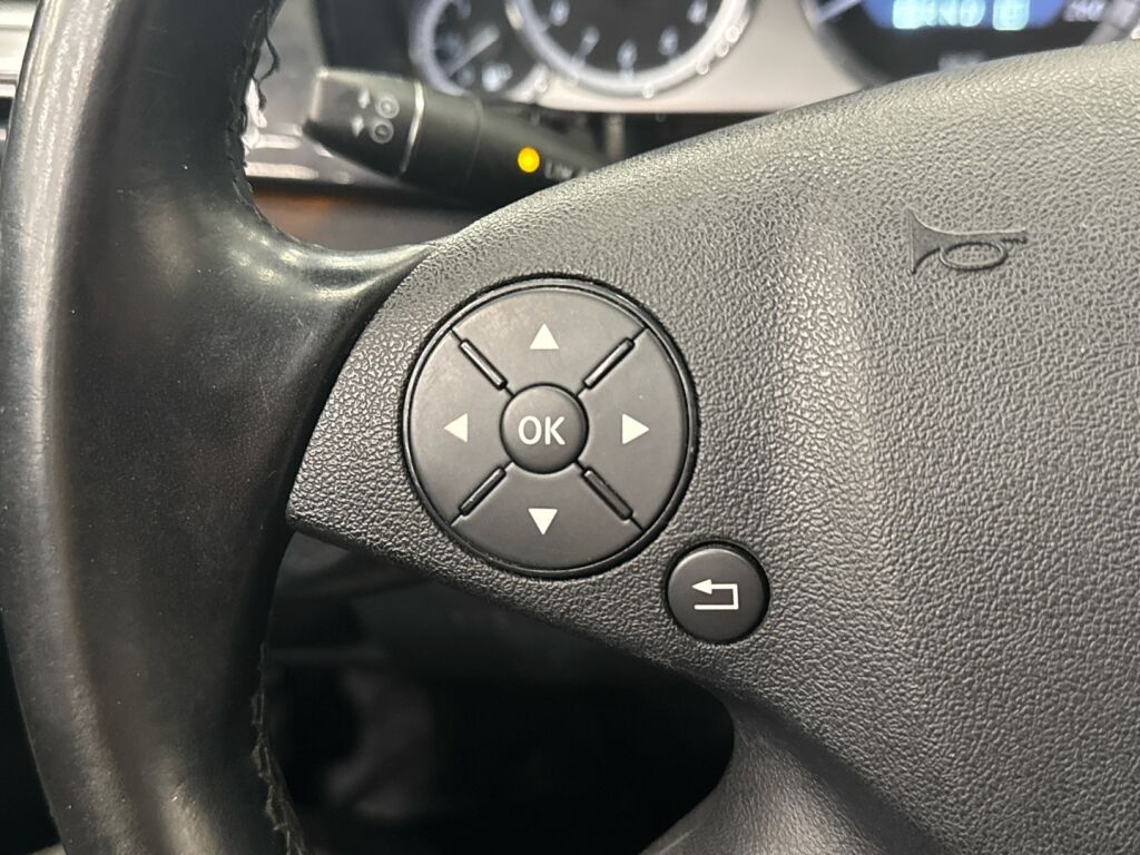 Mercedes-Benz E 2011 Ruskea (beige)