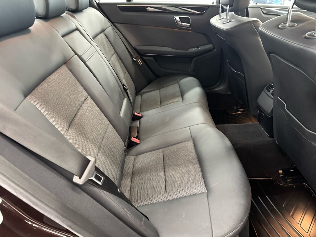 Mercedes-Benz E 2011 Ruskea (beige)