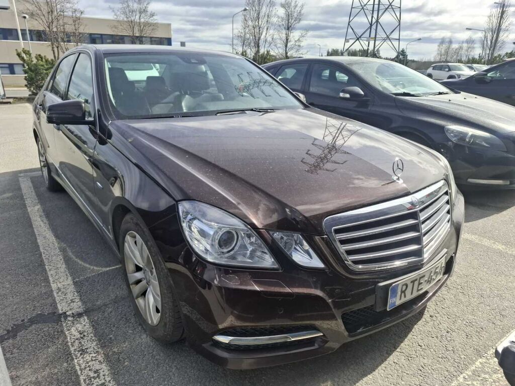 Mercedes-Benz E 2011 Ruskea (beige)