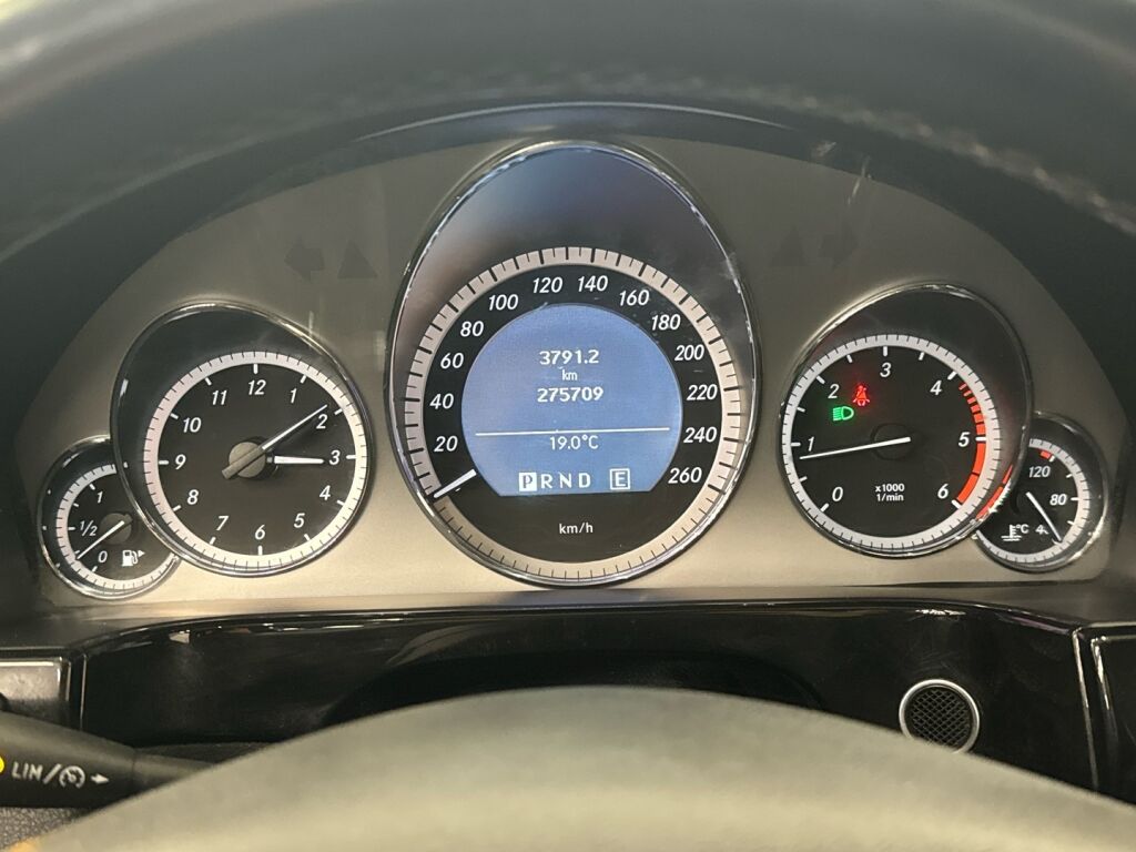 Mercedes-Benz E 2011 Ruskea (beige)