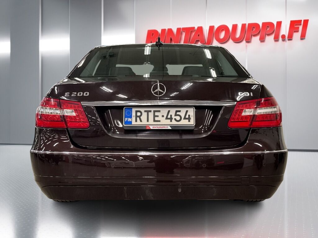 Mercedes-Benz E 2011 Ruskea (beige)