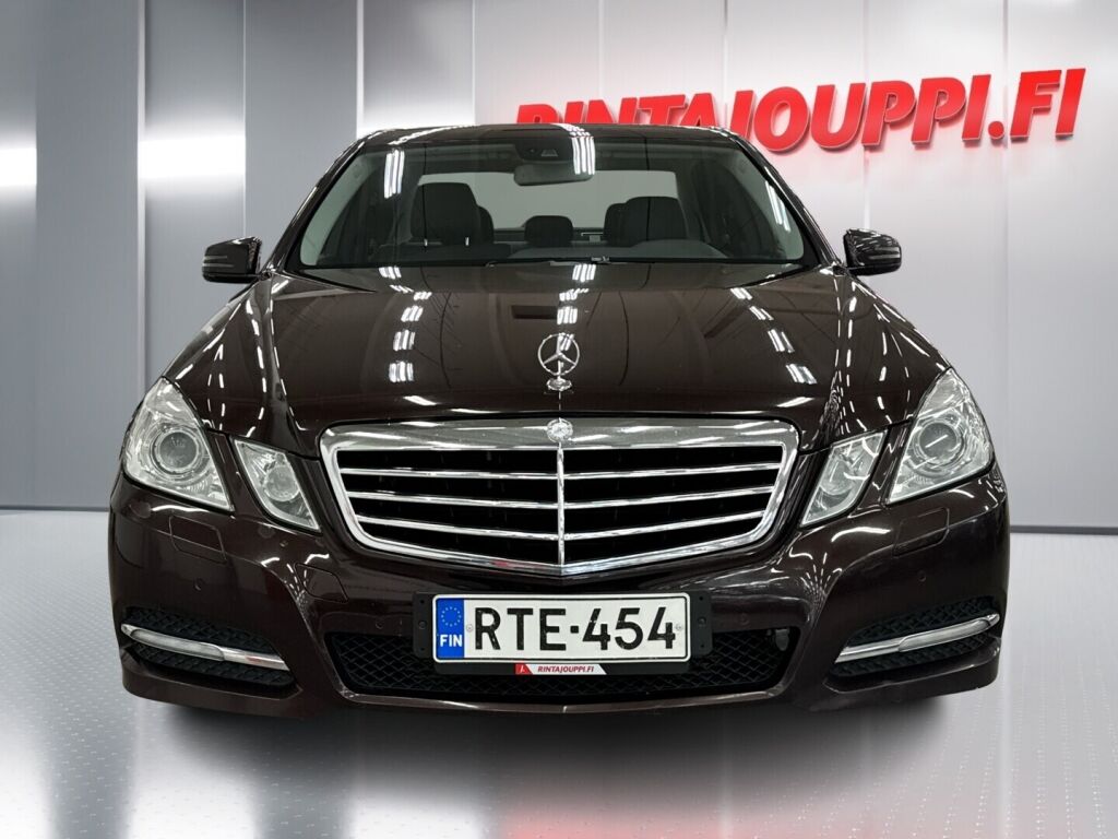 Mercedes-Benz E 2011 Ruskea (beige)