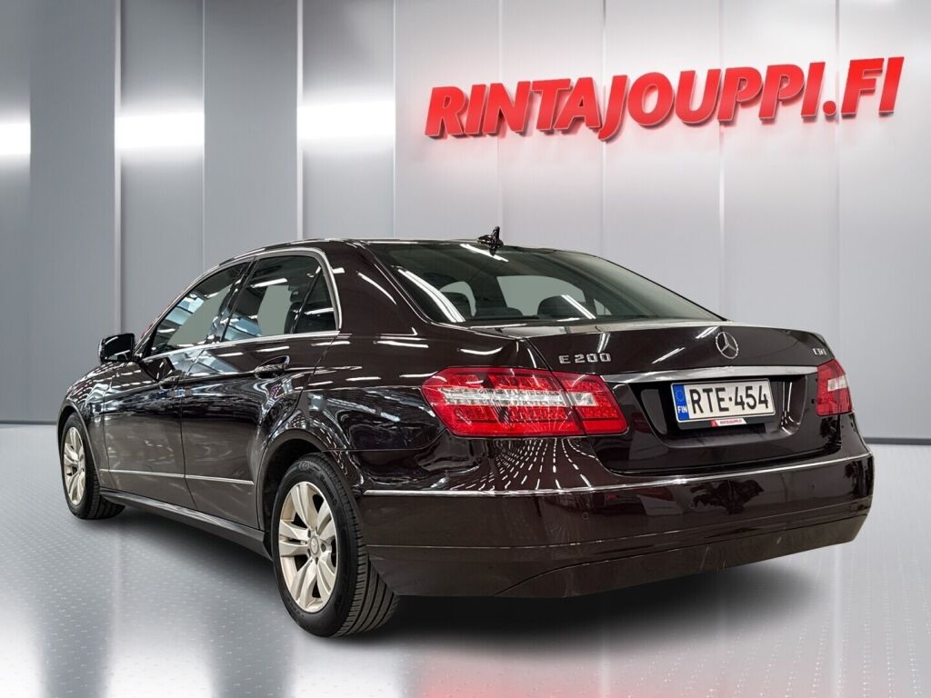 Mercedes-Benz E 2011 Ruskea (beige)