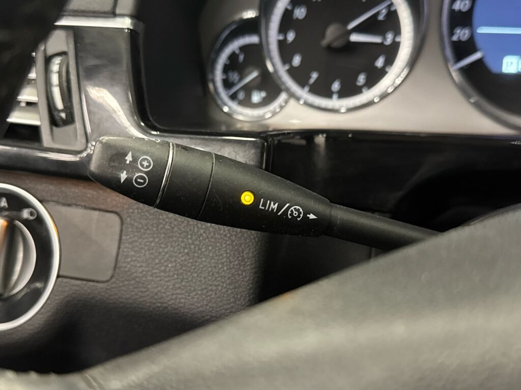 Mercedes-Benz E 2011 Ruskea (beige)