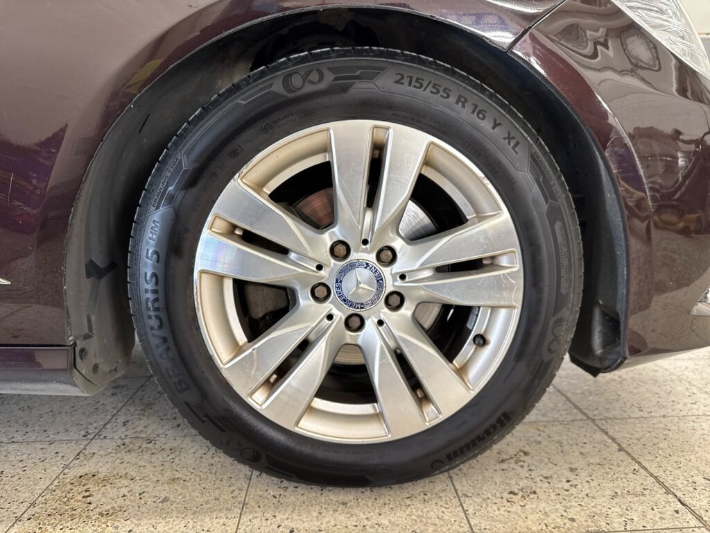 Mercedes-Benz E 2011 Ruskea (beige)
