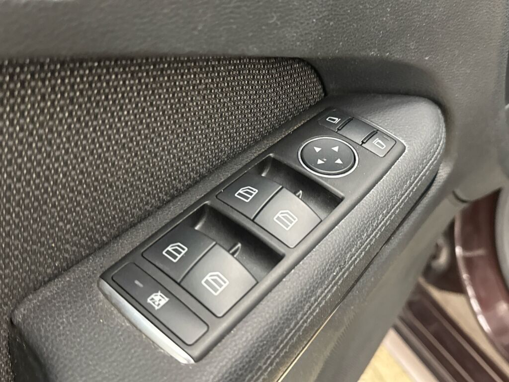 Mercedes-Benz E 2011 Ruskea (beige)