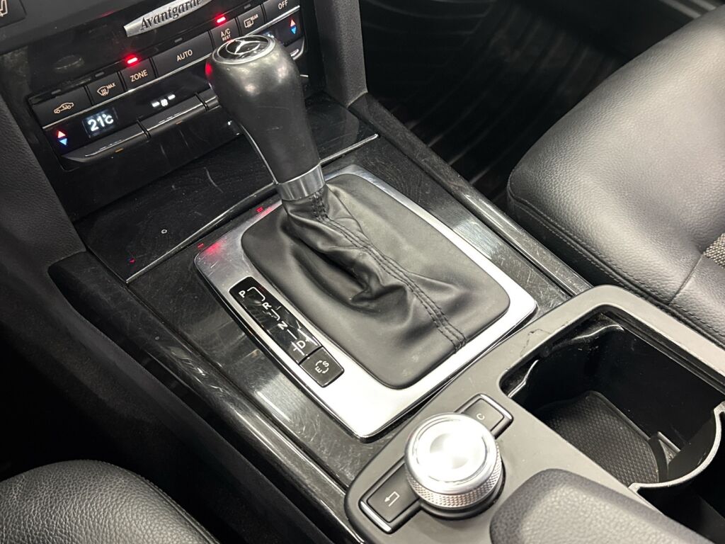 Mercedes-Benz E 2011 Ruskea (beige)
