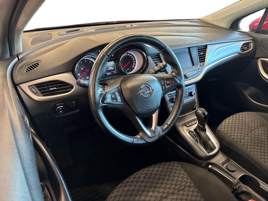 Opel Astra 2019 Punainen
