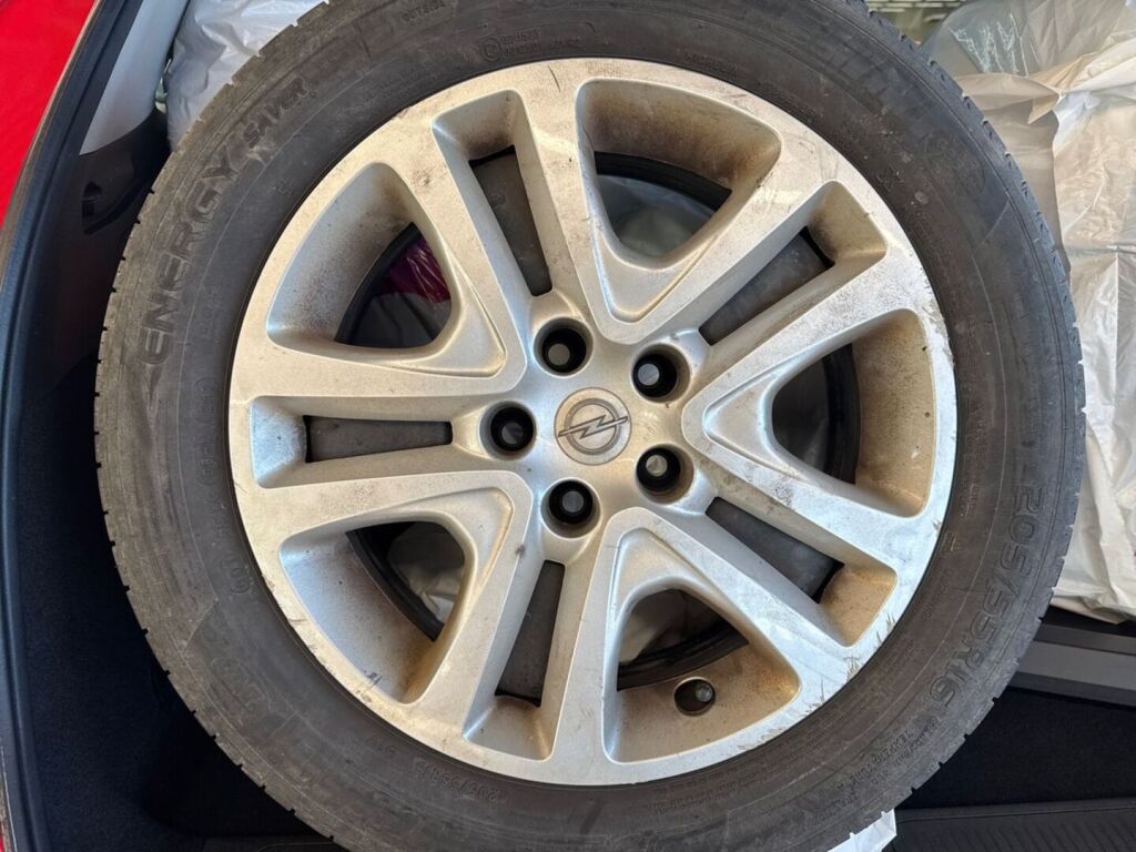 Opel Astra 2019 Punainen