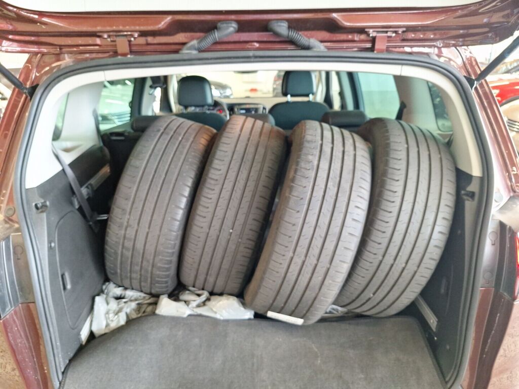 Opel Zafira 2017 Punainen