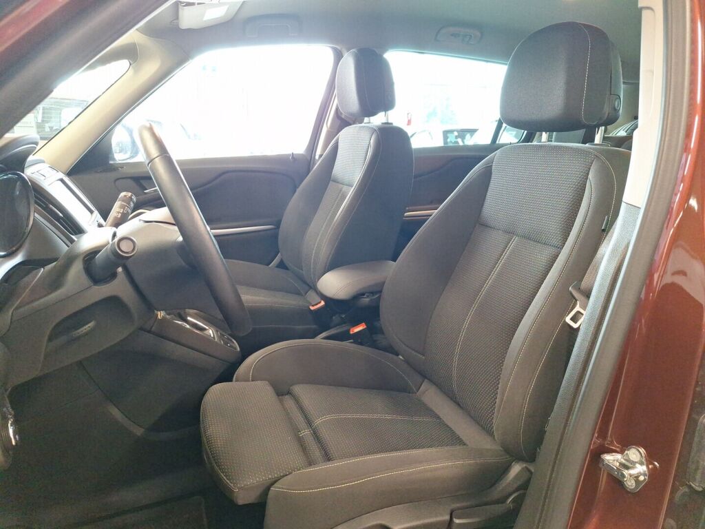 Opel Zafira 2017 Punainen