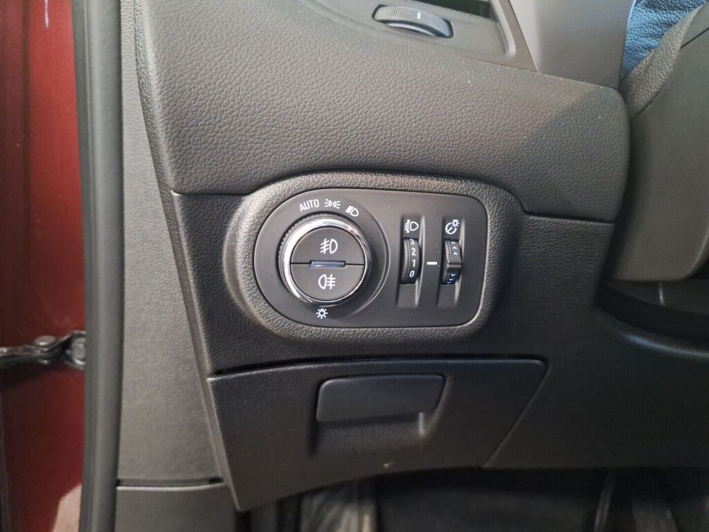 Opel Zafira 2017 Punainen