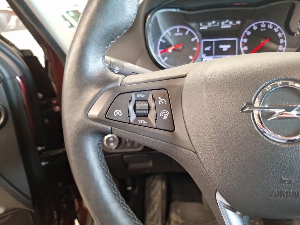 Opel Zafira 2017 Punainen